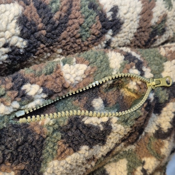 NWT Forever 21 Faux Shearling Camo Print Jacket Sz M Lightweight but substantial - Picture 15 of 15